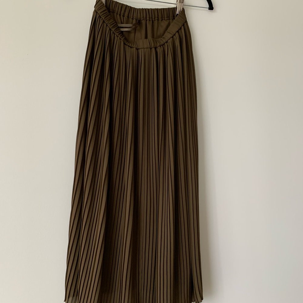 Uniqlo olive skirt